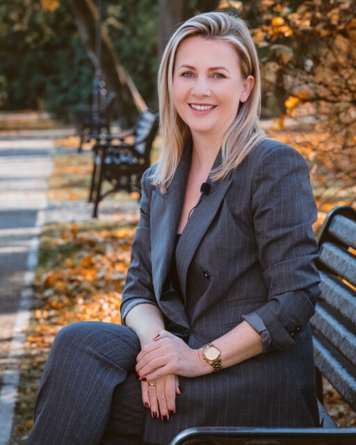 ✨ Minął już rok! 

Dokładnie 12 miesięcy temu zrobiłam coś, co długo odkładałam — zaczęłam prowadzić profil @zajkowskamarzena .
To był ogromny krok poza strefę komfortu. 
Dużo nauki, pracy, odwagi i konsekwencji. Ale też masa satysfakcji, nowych znajomości i cudownego wsparcia od Was.

Dziękuję każdej osobie, która tu zagląda, komentuje, pisze wiadomości, pyta o porady — dzięki Wam ten rok był absolutnie wyjątkowy. 

Jeśli lubisz to, co tworzę, będzie mi niezmiernie miło, jeśli zostawisz ❤️ lub udostępnisz ten profil dalej.
To naprawdę pomaga mi rosnąć i docierać do kolejnych osób, którym mogę pomóc w kredytowych decyzjach.

A ja… działam dalej! 
Idziemy po kolejny rok pełen rozwoju, wiedzy i odwagi.

Cieszę się, że jesteście! 🤍
Marzena
___
🎥 media production: @marathabitat 

 #doradcafinansowy #ekspertkredytowy #rozwojfirmy #markawłasna