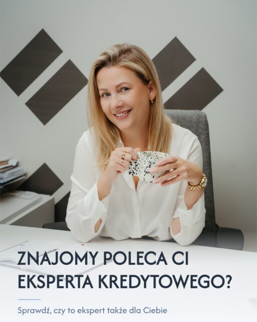 Twój znajomy dostał kredyt dzięki temu ekspertowi kredytowemu? Super. Ale to jeszcze nie znaczy, że Ty powinieneś go wybrać.

Przy kredycie hipotecznym nie wybieraj eksperta tylko dlatego, że ktoś Ci powiedział: „On zrobił mi kredyt, idź do niego”.

Zamiast tego zapytaj znajomego jak wyglądała cała współpraca? Czy ekspert był dostępny, kiedy pojawiały się problemy? Czy tłumaczył, co się dzieje Czy porównywał różne możliwości? Czy prowadził go przez cały proces, czy tylko wysłał wniosek do banku?

Sprawdź opinie. Ale nie patrz tylko na liczbę gwiazdek. Przeczytaj, co ludzie naprawdę piszą o współpracy.

A potem zrób najważniejszą rzecz. Umów się na spotkanie i porozmawiaj.
Zobacz, czy masz do tej osoby zaufanie. Czy mówi językiem, który rozumiesz. Czy odpowiada na Twoje pytania, czy próbuje Cię tylko szybko przekonać do konkretnej oferty.

Kredyt hipoteczny to nie jest zakup telefonu, który wymienisz za dwa lata.
To decyzja na lata i często jedna z największych decyzji finansowych w Twoim życiu.
Sprawdź. Porozmawiaj. Porównaj. I dopiero wtedy zdecyduj, komu chcesz powierzyć swój kredyt.

Najlepszy ekspert dla Twojego znajomego niekoniecznie będzie najlepszym ekspertem dla Ciebie.

📸 media production @marathabitat 
___ 
poszukuję eksperta kredytowego w białymstoku | kredyt hipoteczny obliczanie zdolności kredytowej | kredyt hipoteczny kalkulator | ekspert kredytowy białystok | decyzja banku o przyznaniu kredytu hipotecznego | Jak wybrać dobrego doradcę kredytowego | jak wybrać eksperta kredytu hipotecznego